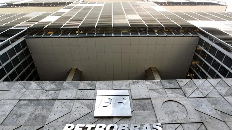 Los títulos preferenciales -los de más valor- de Petrobras, la mayor empresa de Brasil, cerraron el pasado 23 de diciembre con un valor de 14,24 reales (unos 4,25 dólares) y se apreciaron un 112,54 % a lo largo de 2016.