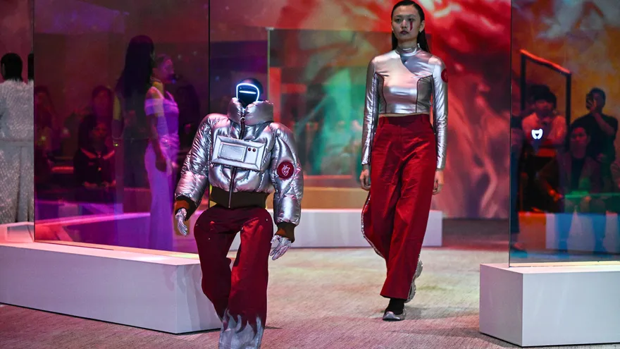 Una modelo y un robot desfilan juntos en una pasarela en Seúl