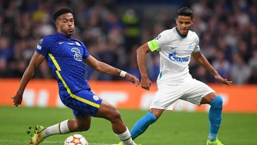 Reece James (azul) durante el juego ante Zenit.