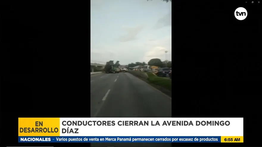Camioneros cierran la avenida Domingo Díaz en la capital