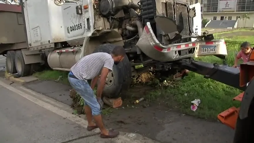 Camiones colisionan en la vía Centenario