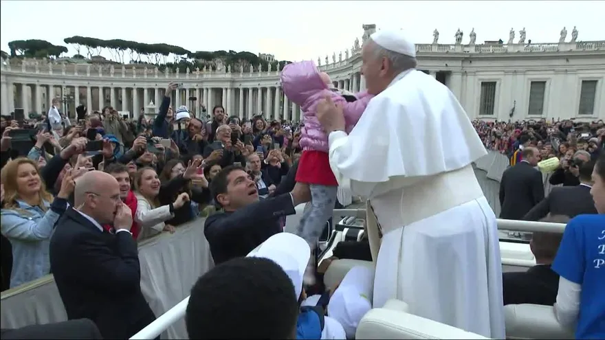 El papa pasea a 8 niños migrantes en el papamóvil