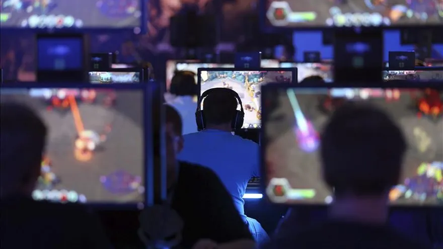 Visitantes prueban videojuegos durante la "Gamescom 2015", la principal feria de juegos interactivos que tiene lugar en Colonia.
