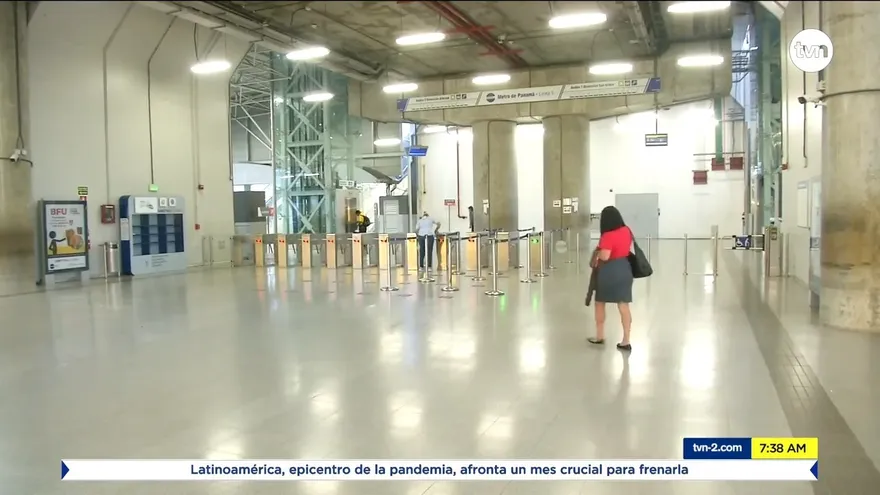 Pocas personas se movilizan este lunes en la capital