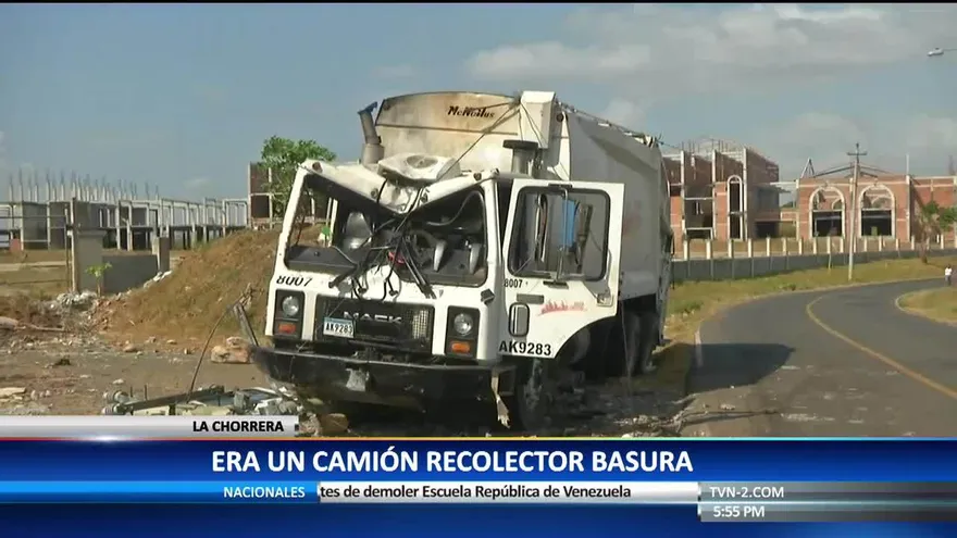Camión choca contra poste de tendido eléctrico