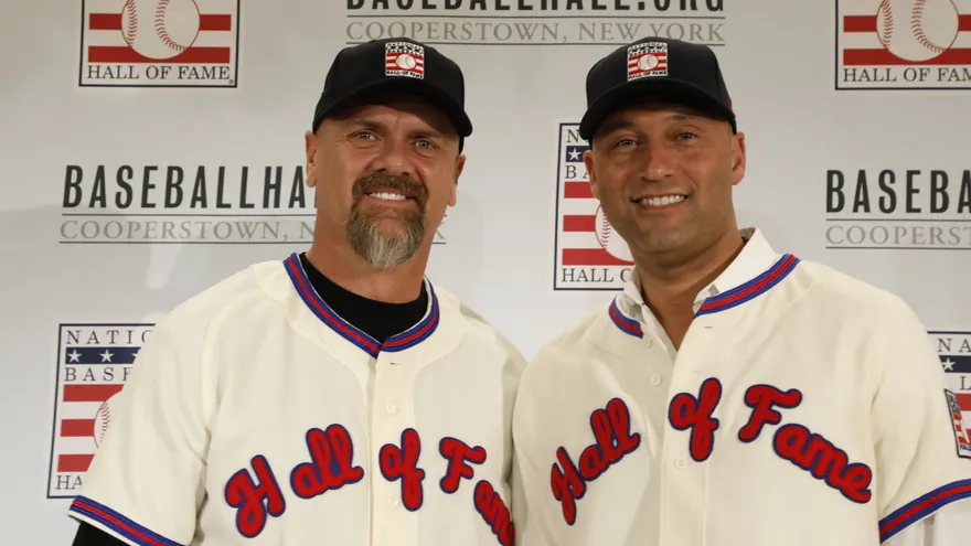 Larry Walker (i) y Derek Jeter (d) eran dos de los exaltados en la ceremonia que se canceló