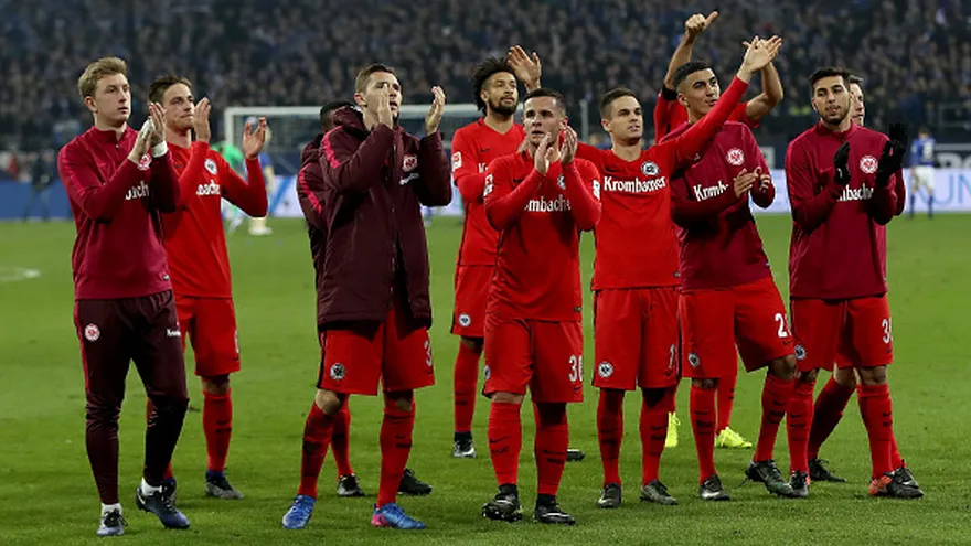 Jugadores del Eintracht celebran la victoria ante el Schalke 04