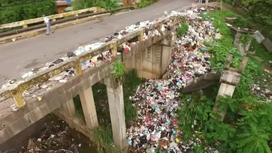 Autoridades buscan solución por puente usado como vertedero