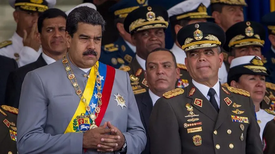 En la imagen, el presidente venezolano, Nicolás Maduro (i), y su ministro de Defensa, Vladimir Padrino López.