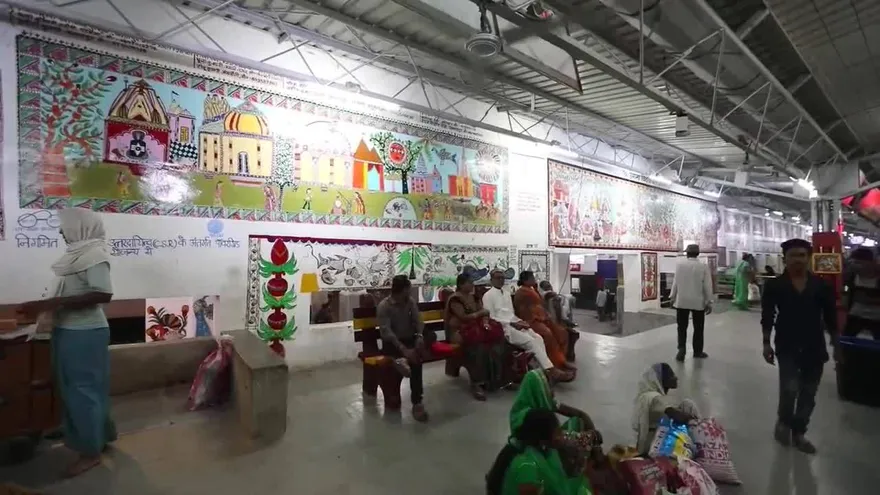 Pinturas tradicionales atraen turistas a una olvidada estación de tren india