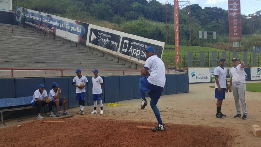 Lanzadores de los Toros durante su sesión de práctica