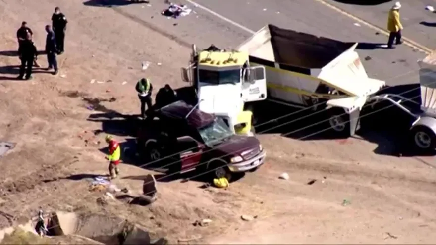 Colisión entre camioneta y camión deja una decena de muertos en California