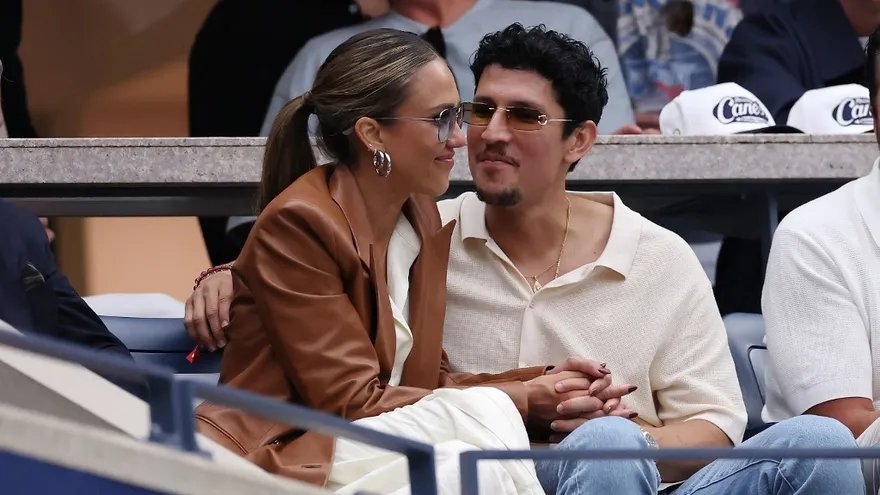 Jessica Alba y Danny Ramírez viendo la final de individuales masculinos entre Jannik Sinner de Italia y Carlos Alcaraz de España