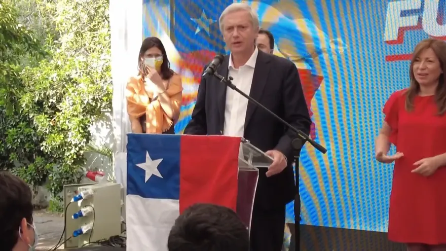 Ultraderechista Kast rediseña su programa para atraer votantes de centro en Chile