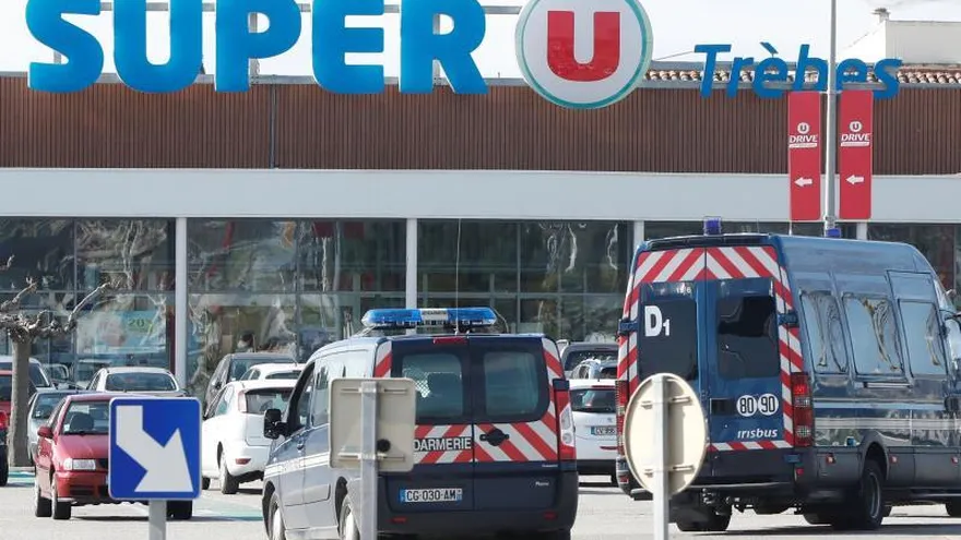 Efectivos de la Gendarmería Nacional francesa vigilan en el supermercado de la cadena "Système U" donde se ha llevado a cabo una toma de rehenes en un supuesto acto terrorista en Trèbes, Francia, el 23 de marzo del 2018.