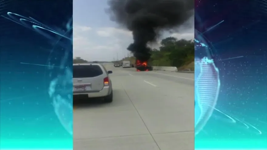 Auto se incendia en Corredor Sur; una persona herida