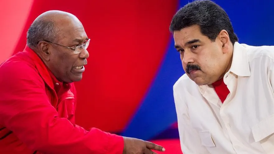 El presidente de Venezuela Nicolás Maduro (d) habla con el vicepresidente Aristóbulo Isturiz