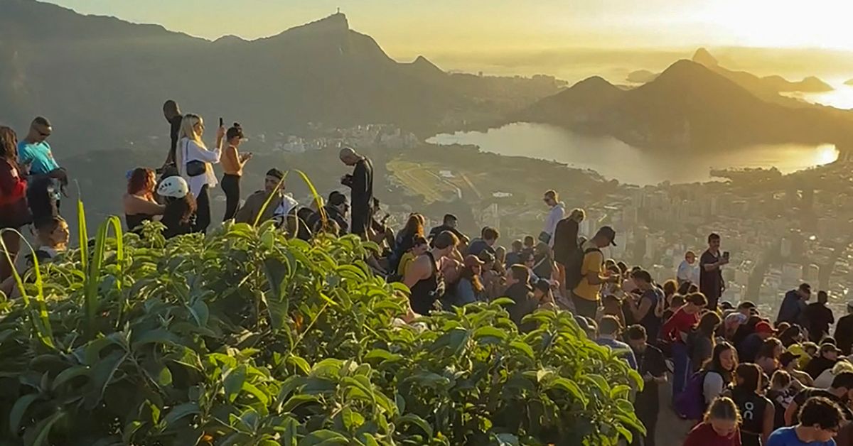 Más de 200 turistas atrapados en un mirador de Rio por una operación antinarco
