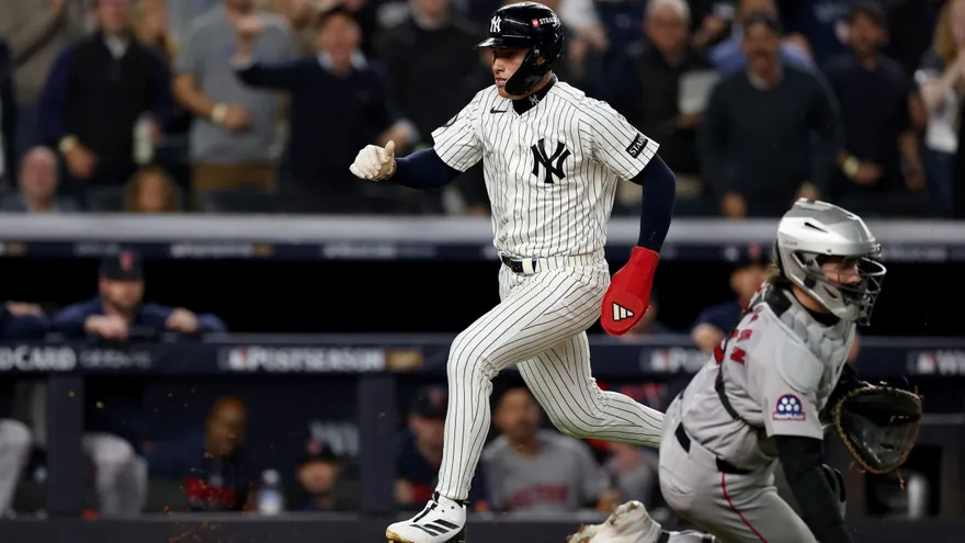 George Lombard Jr. anota durante el partido entre los Yankees y los Medias Rojas