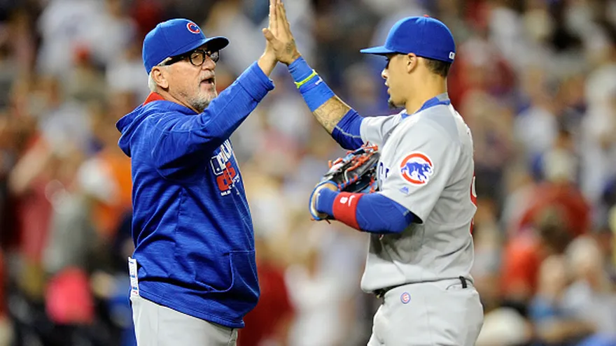 Joe Maddon (i) felicita a Javier Báez (d)