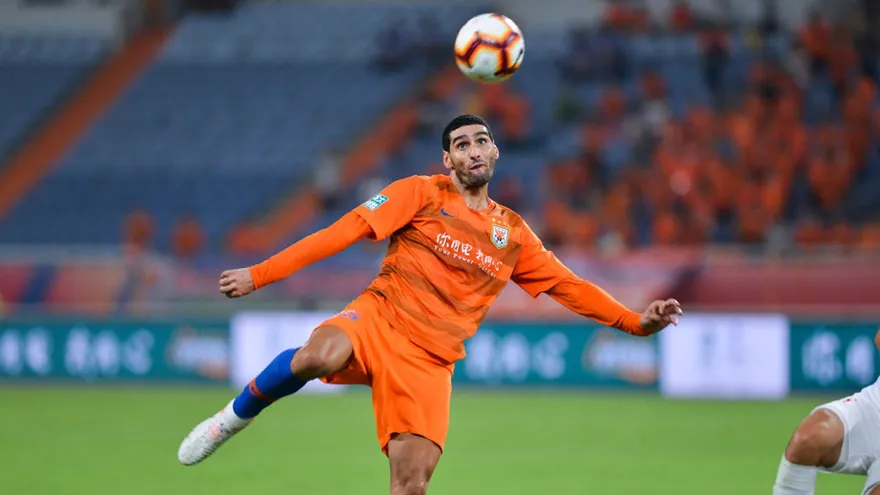 Marouane Fellaini sale del hospital después de tres semanas internado