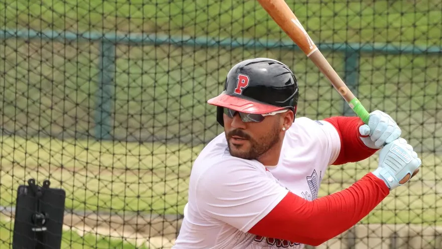 Pelotero de Panamá práctica su bateo antes de la Copa América de Béisbol 2025