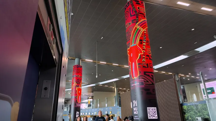 Exhibición de la cultura guna en el aeropuerto El Dorado en Bogotá.