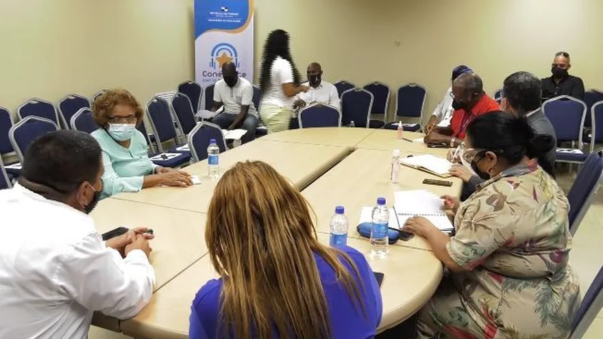 Asociación Nacional de Padres de Familia entrega pliego de peticiones con 21 puntos al Meduca