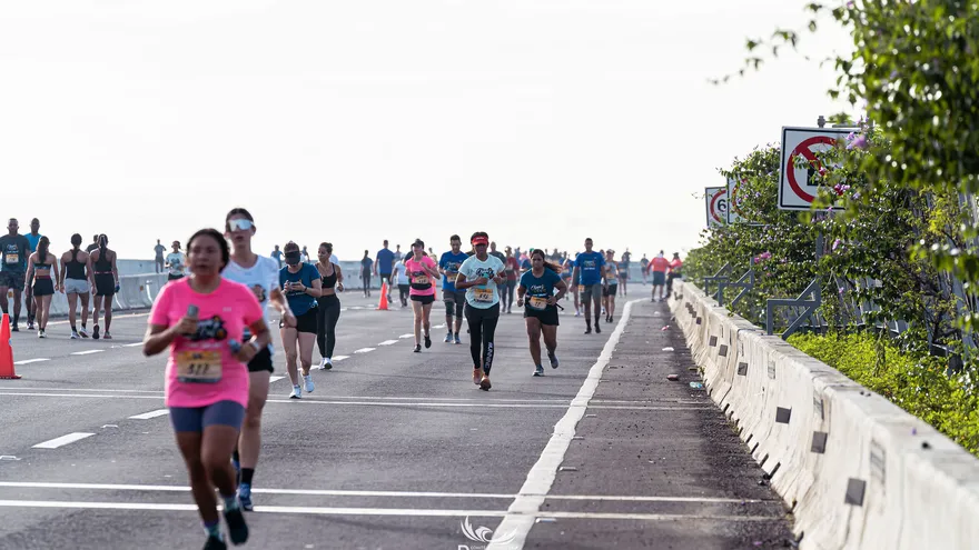 Los participantes de la carrera durante su recorrido en la Cinta Costera