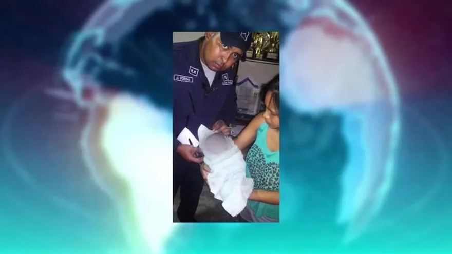 Rescatan a bebé de una letrina