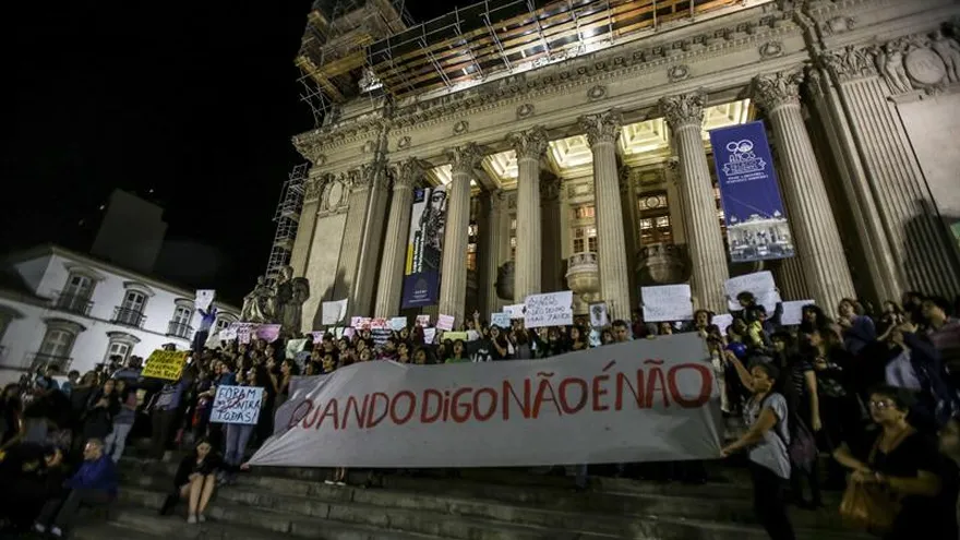 Un grupo de activistas al participar en una manifestación, frente a la Asamblea Legislativa de Río de Janeiro (Brasil), para exigir justicia por la violación de una adolescente perpetrada por más de 30 hombres.