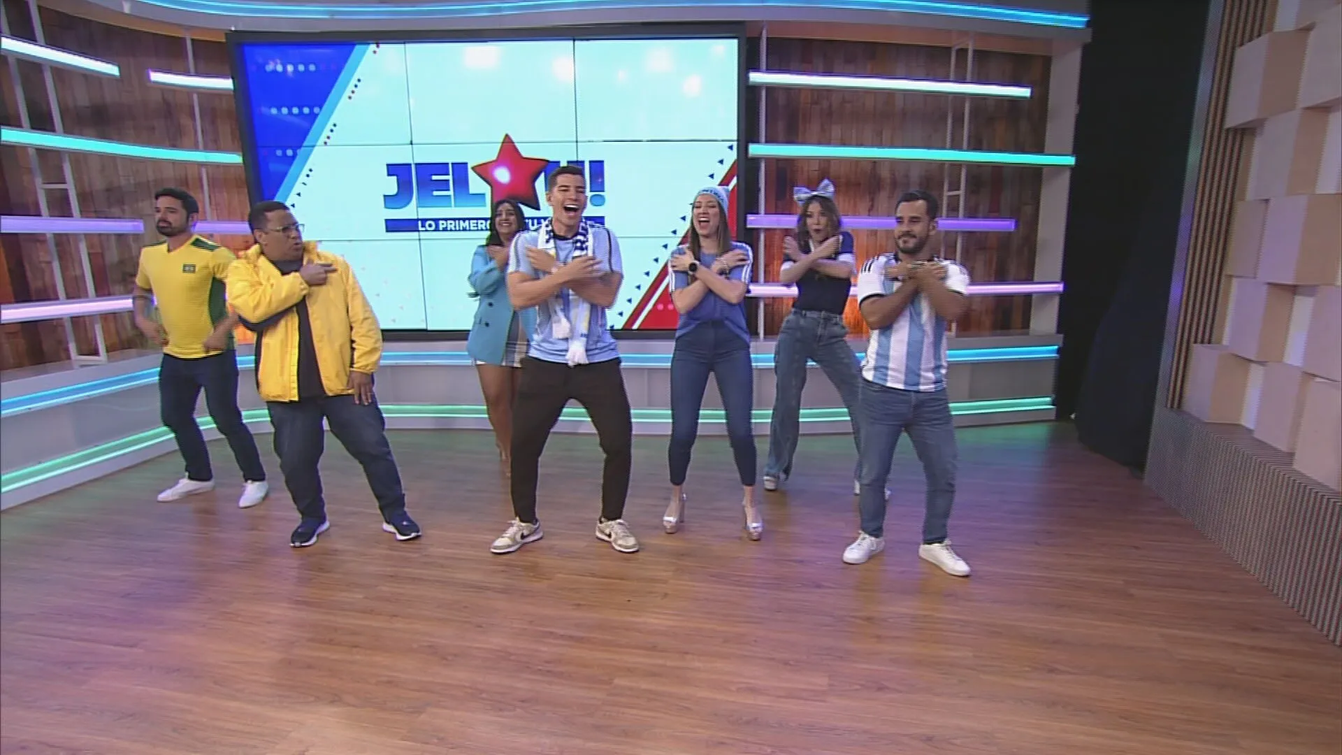 El equipo de jelou bailó con Julián Torres