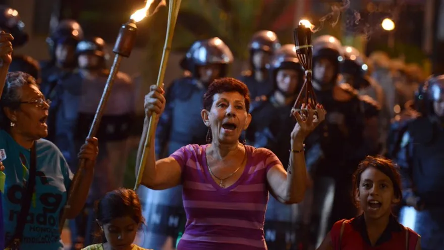 Ciudadanos toman parte en la más reciente de una serie de marchas donde piden una investigación al presidente Juan Orlando Hernández por acusaciones de corrupción masiva, cerca del palacio presidencial en Tegucigalpa, Honduras