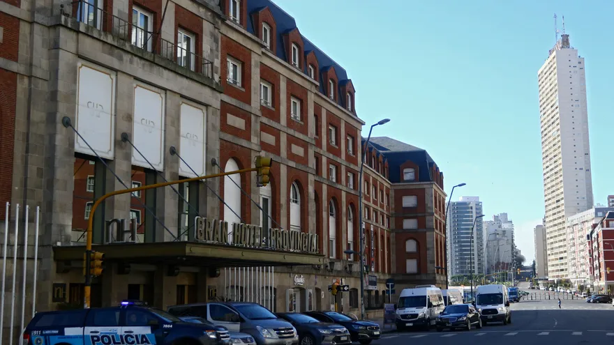 Oficiales de seguridad fueron registrados al custodiar los alrededores del NH Gran Hotel Provincial de Mar del Plata (Argentina), donde arranca este viernes el encuentro de los ministros de Comercio de los países del G20 y Estados invitados.