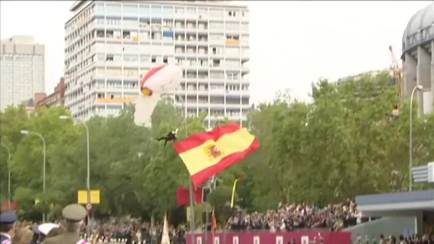 Paracaidista queda enrollado en un farol en pleno desfile militar en España