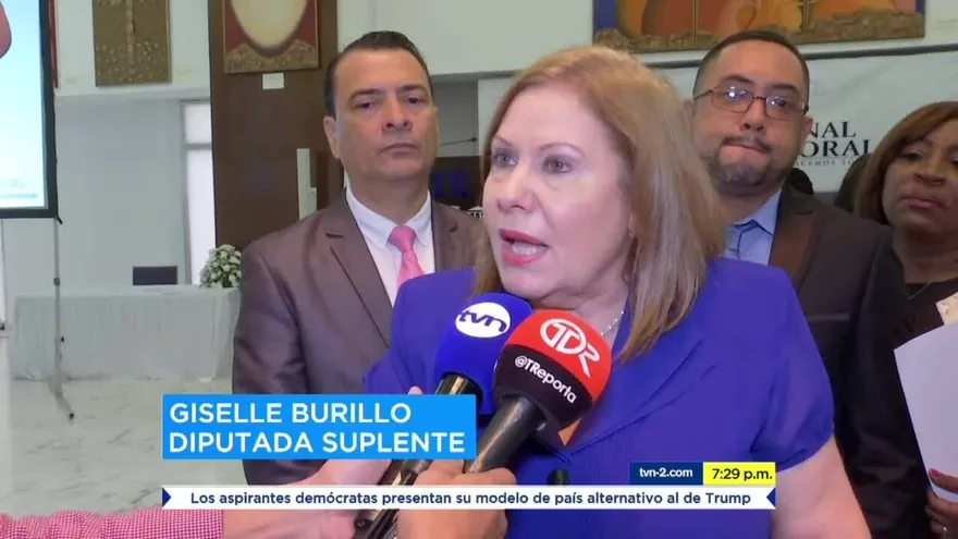 Marta Linares de Martinelli retira credenciales de sus hijos