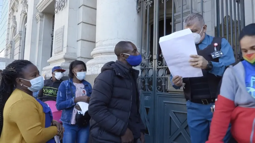 Migrantes desesperados por regularizarse en Chile ante ley que facilita expulsión