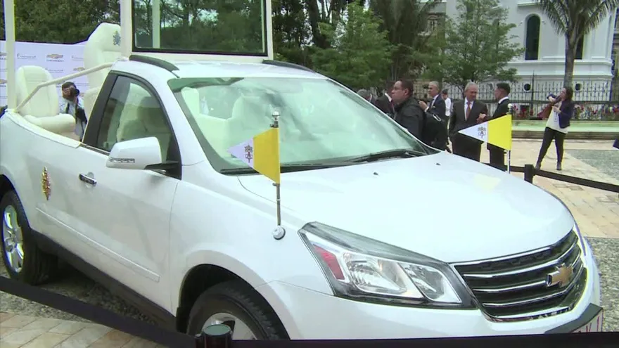 Santos presenta los papamóviles para la visita de Francisco