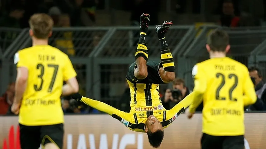 Pierre-Emerick Aubameyang (c) celebra su gol con un salto mortal