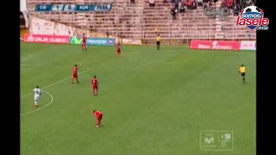 Racismo contra Luis Tejada, se marcha del partido