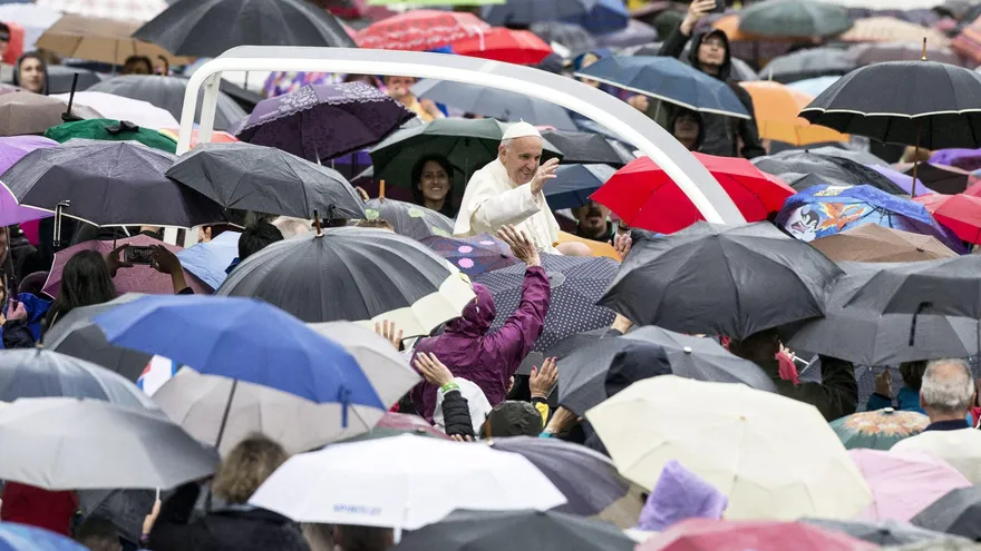 El Papa Francisco llega bajo la lluvia a la Audiencia del Jubileo en la Plaza de San Pedro, en el Vaticano.