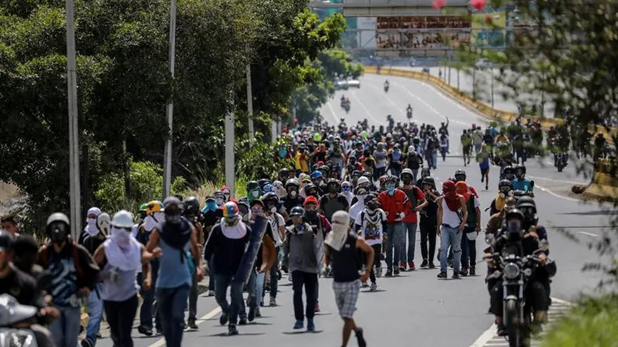 Opositores participan en una manifestación el 6 de julio de 2017, en Caracas (Venezuela).
