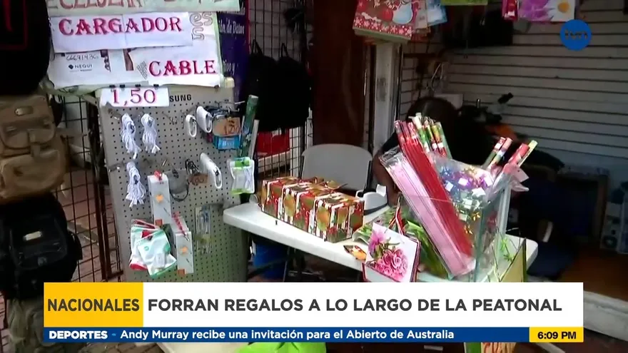 Buhoneros buscan mejorar su economía forrando regalos en La Peatonal
