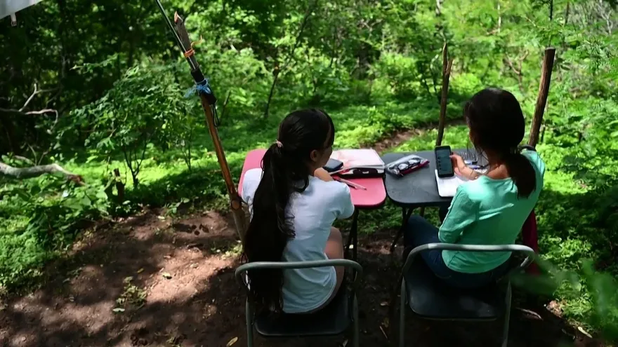 El reto de recibir clases a distancia en El Salvador