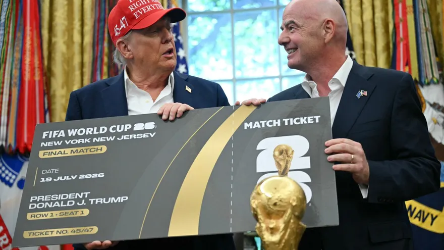 Donald Trump junto a Gianni Infantino