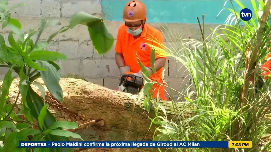 Sigue labores de reparación en casa afectada por mal tiempo