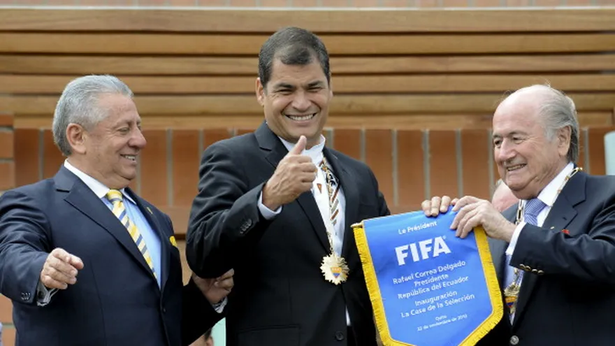 Luis Chiriboga junto al presidente de aquel país y Blatter.