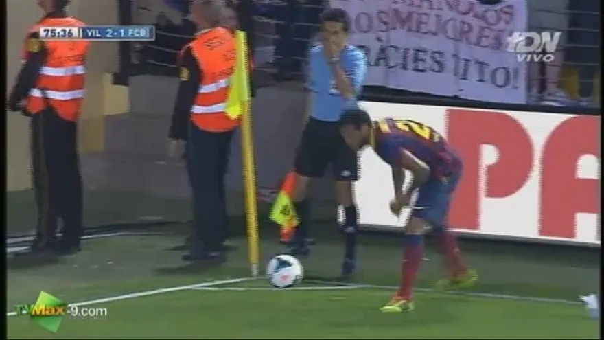 Dani Alves se come guineo que le arrojan en pleno juego