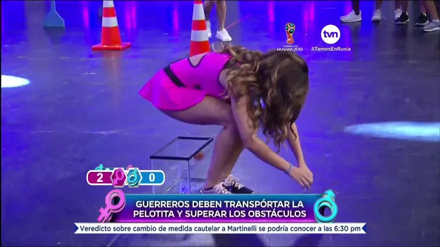 ¡Ataque de risa total en el juego de transportar la pelotita apretando!