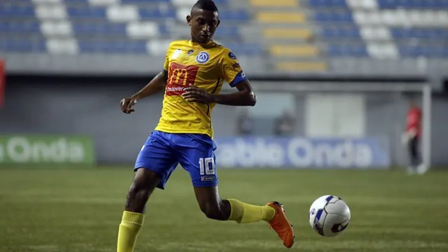 Suspenden y multan a jugador de Universitario Josiel Núñez